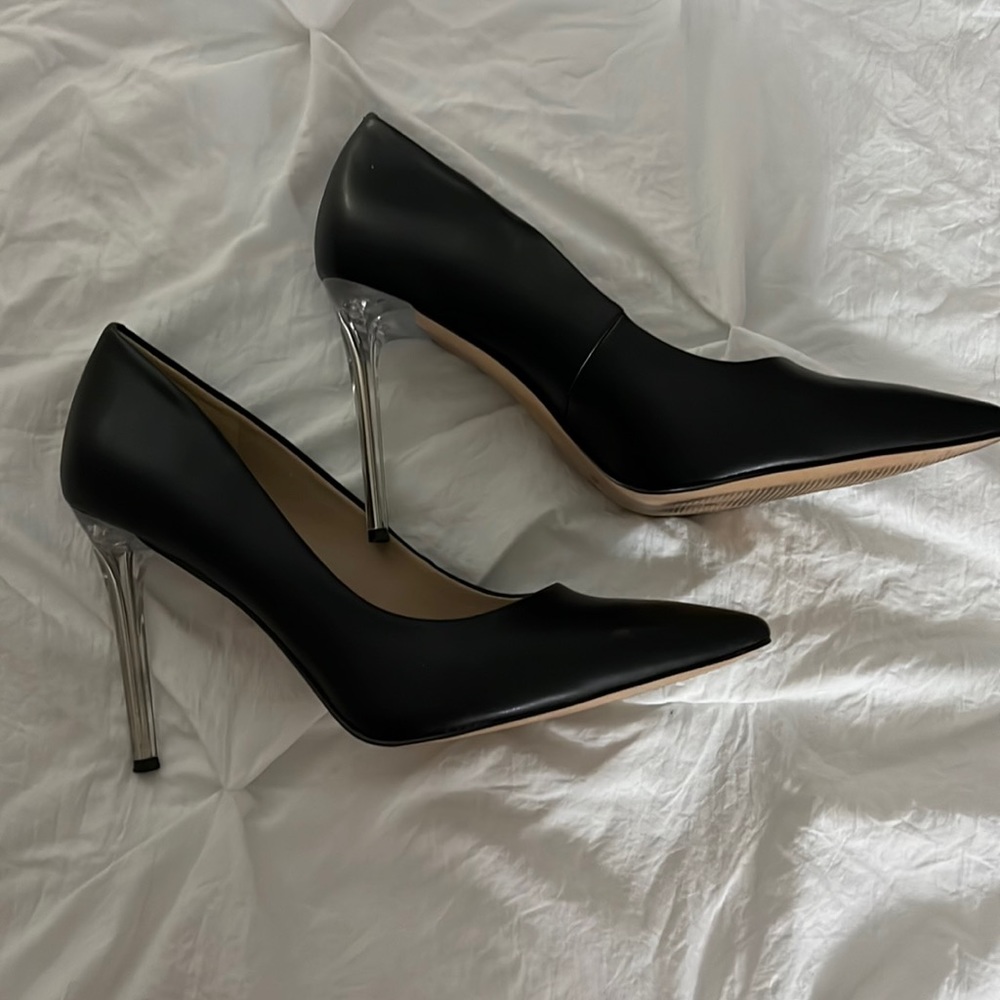 Black pumps
